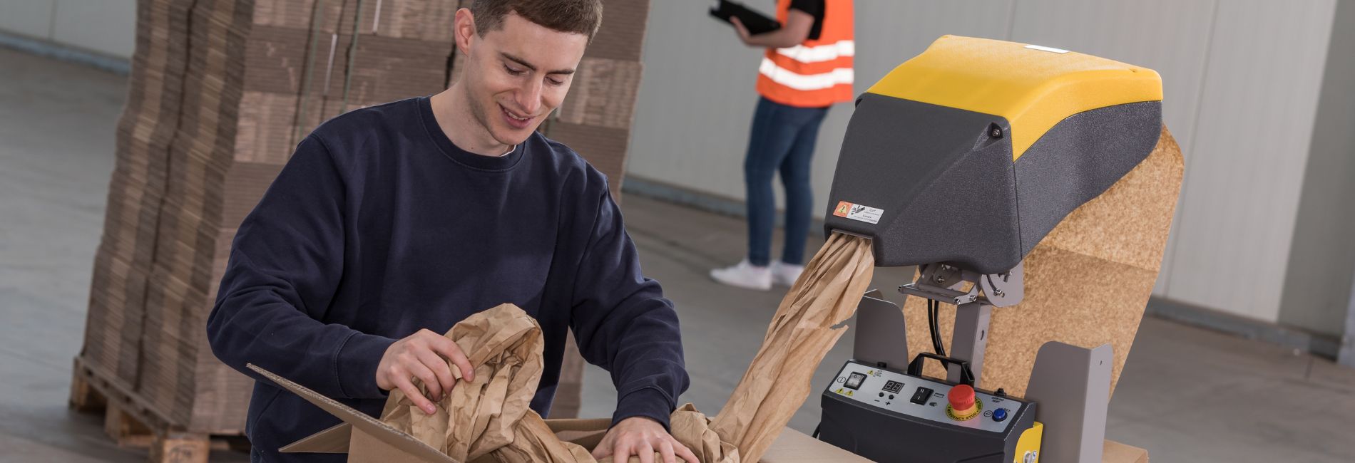 Ein Paket wird mit Füllmaterial gefült